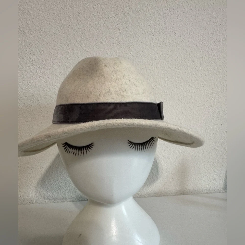 Janie and Jack gray wool hat with a velvet bow size 6-12 months